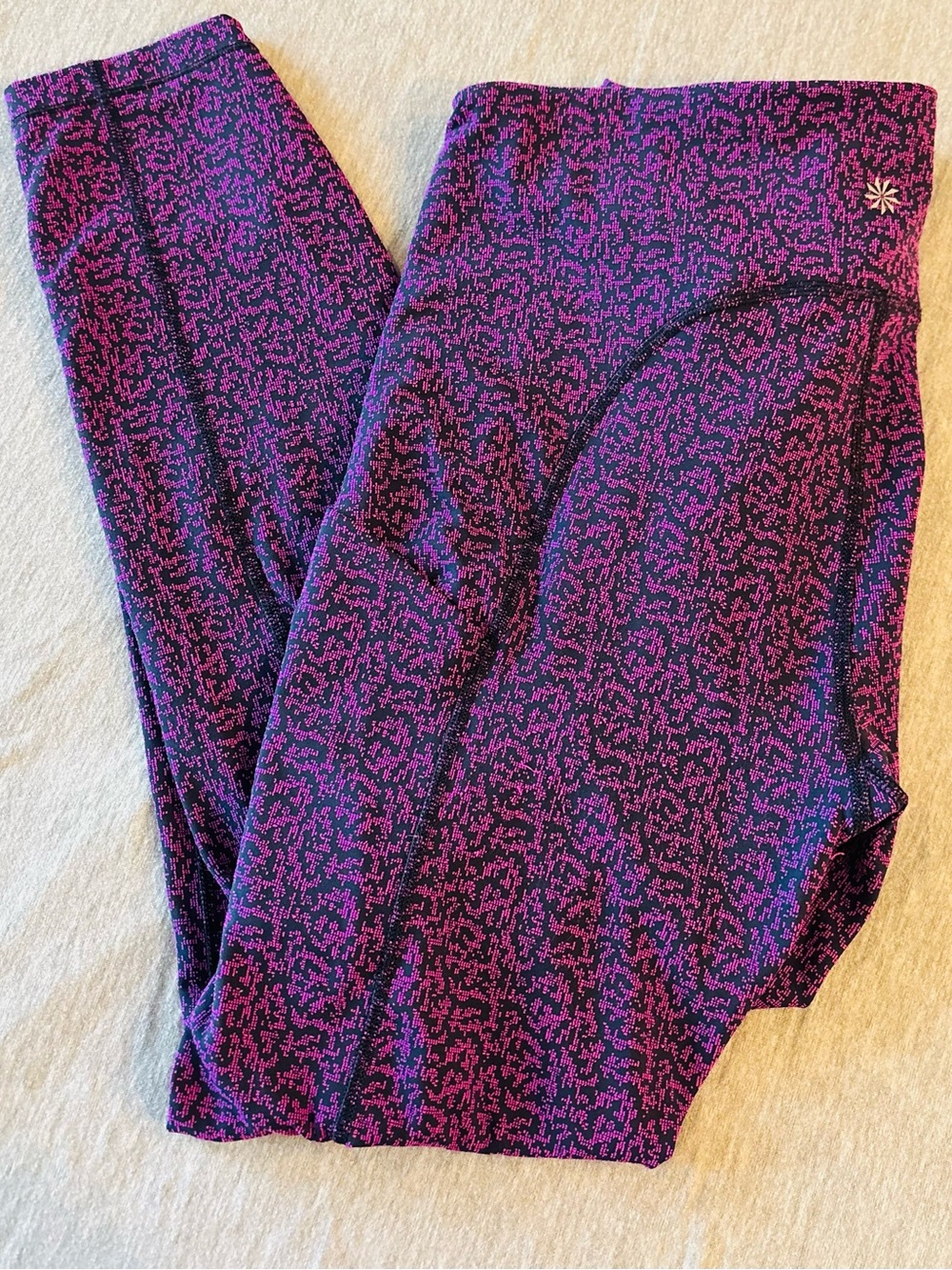 Athleta ultimate stash pocket textured 7/8 tight Leggings size medium